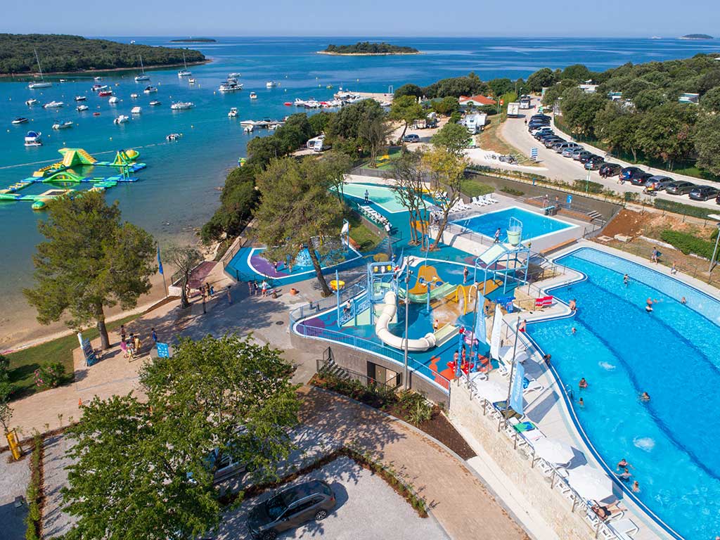 Kamp Vestar Pogled Na Bazen I Plazu Iz Zraka