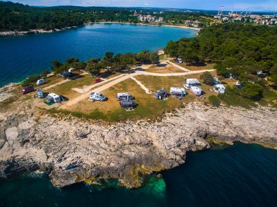 Kamp Arena Stoja parcela s predivnim pogledom na more | AdriaCamps