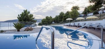 Kamp Belvedere, Trogir:  bazen s prekrasnim pogledom na more | AdriaCamps
