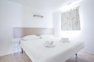 Kamp Belvedere, Trogir: mobilna kucica interijer spavace sobe | AdriaCamps