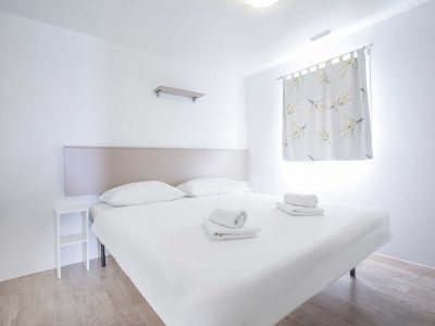 Kamp Belvedere, Trogir: mobilna kucica interijer spavace sobe | AdriaCamps