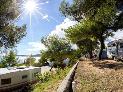 Kamp Belvedere Vranjica: parcele s pogledom na more | AdriaCamps