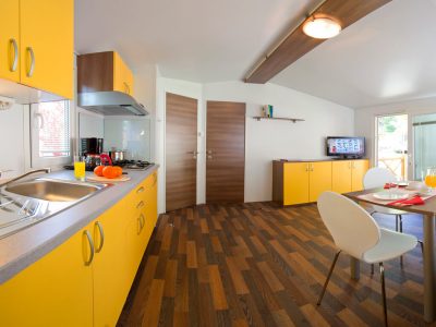 Kamp Medveja premium mobilna kucica kuhinja i stol za vecere