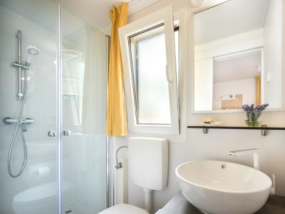 Kamp San Marino Interijer kupaonice mobilnih kucica Lopari Garden Premium Family | AdriaCamps