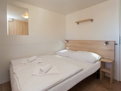 Kamp Skrila superior mobilne kućice interijer spavaće sobe | AdriaCamps