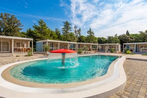 Campingplatz Zaton Holiday Resort Premium Mobilheime Innenkuche und Schlafzimmer