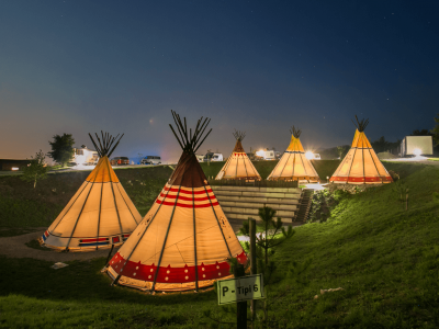 Kamp Turist Grabovac indijansko selo tipi satori po noci
