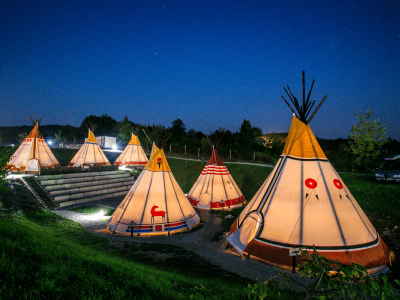 Kamp Turist Grabovac indijansko selo tipi satori po noci
