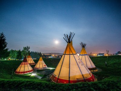 Kamp Turist Grabovac indijansko selo tipi satori po noci| AdriaCamps