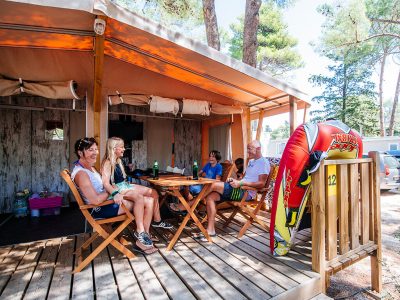Kamp Zaton Holiday Resort, eksterijer Safari Lodgea | AdriaCamps