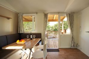 campeggio Solitudo superior casa mobile cucina interna | AdriaCamps