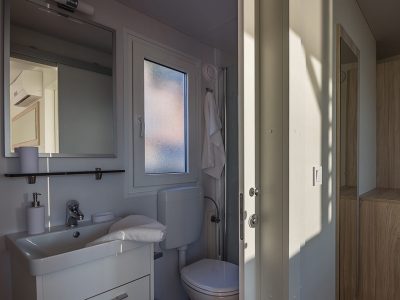 Kamp Klenovica Comfort mobilna kućica interijer kupatila