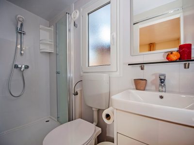 Kamp Klenovica - kupatilo Comfort Family mobilne kucice | AdriaCamps