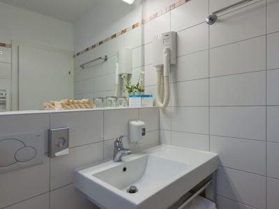 Naturistički kamp Koversada apartman osobe kupatilo | AdriaCamps