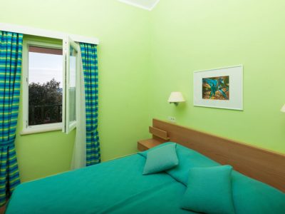 Naturistički kamp Koversada apartman spavaća soba | AdriaCamps