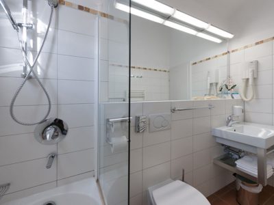 Naturistički kamp Koversada apartman za 3 osobe kupatilo | AdriaCamps