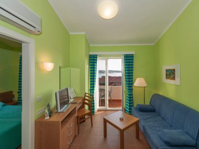 Naturistički kamp Koversada apartman za 3 osobe dnevna soba | AdriaCamps