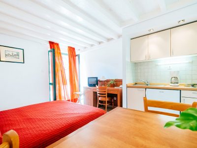 Kamp Zaton Holiday Resort apartman za 2 osobe 3* spavaća soba i blagovaonica | AdriaCamps