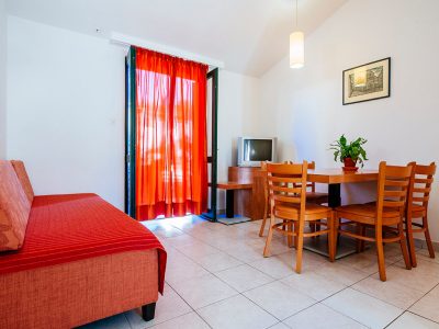 Kamp Zaton Holiday Resort apartman za 4+1 osobe 3* dnevna soba | AdriaCamps