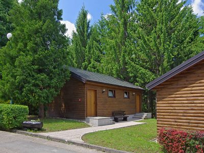 Kamp Turist Grabovac pogled izvana na bungalove | AdriaCamps