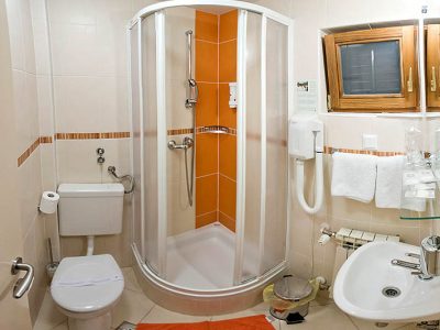 Kamp Turist Grabovac apartman kupatilo | AdriaCamps
