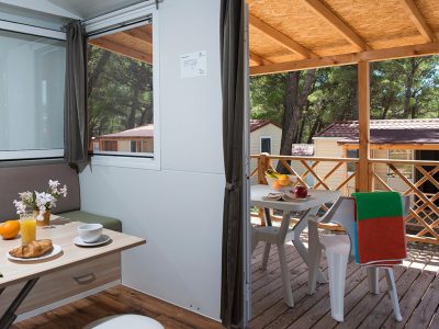 Kamp Basko Polje i mobilne kucice Hvar - interijer i pogled s terase | AdriaCamps