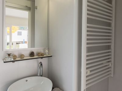 Kamp Klenovica Premium Seaview mobilne kucice interijera kupaonice | AdriaCamps