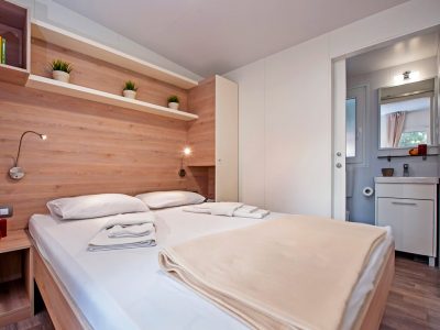 Kamp Klenovica Premium Seaview mobilne kucice dvokrevetna soba s kupaonicom | AdriaCamps