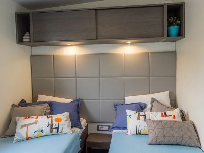 Kamp Klenovica Premium Seaview interijer mobilne kucice s dvije spavace sobe | AdriaCamps