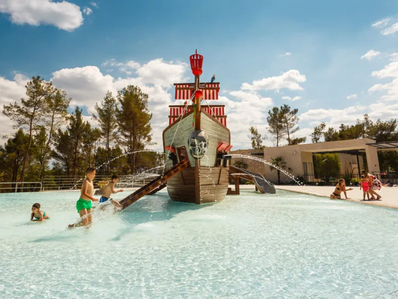 Camping Santa Marina Zwembad Piratenboot Kinderen Hebben Plezier
