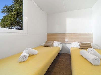 Kamp Paklenica Bluesun interijer spavace sobe s bracnim krevetom za 6 osoba | AdriaCamps