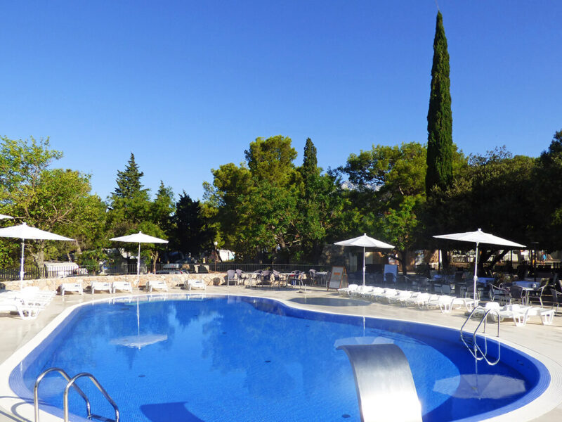 Uitzicht Op Het Bluesun Terras Van Camping Paklenica Vanuit Stacaravans Vlakbij De Zee