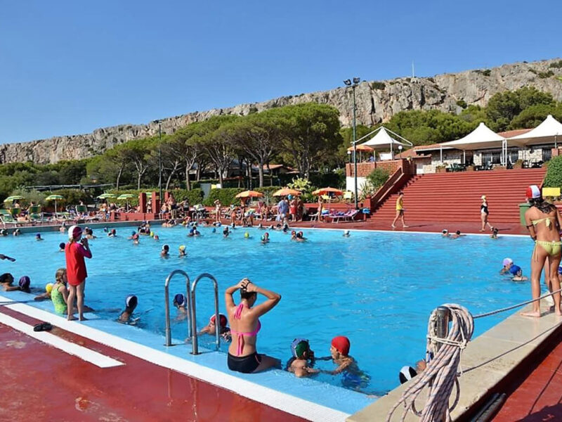 Piscina del campeggio El Bahira