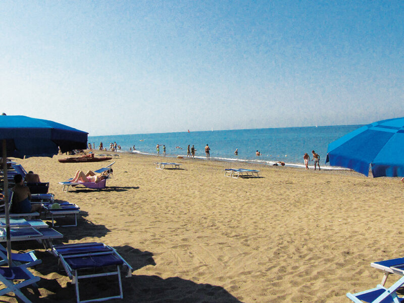 Campingfreier Strand