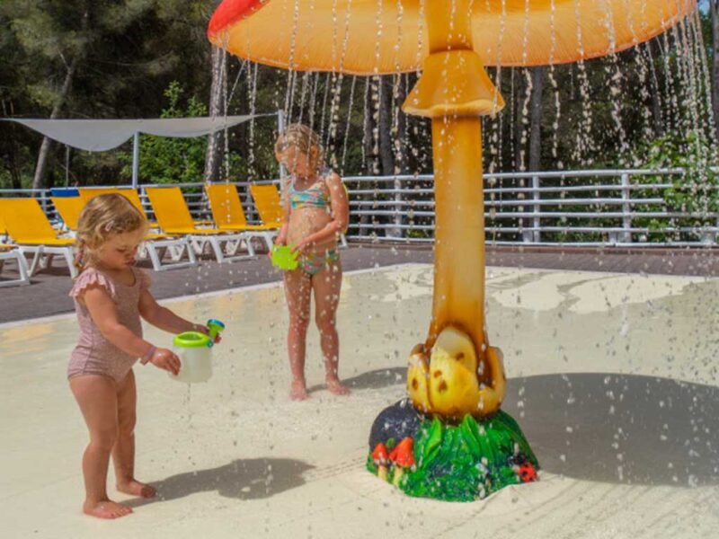 Poolbereich des Campingplatzes Pianacce