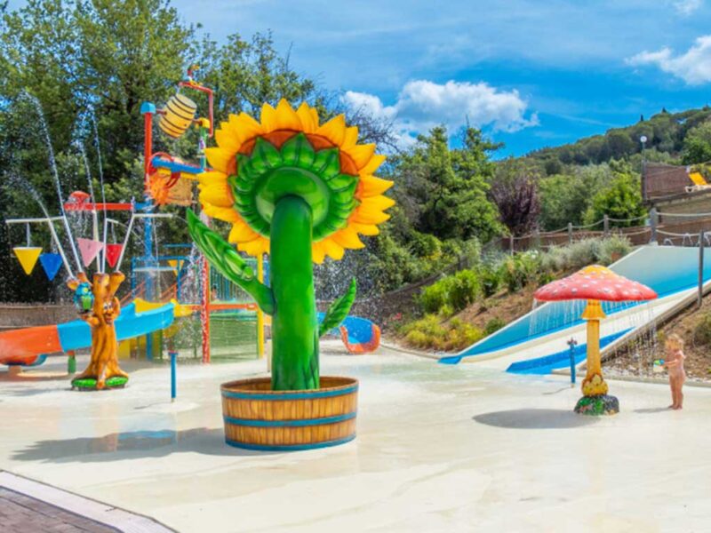 Schwimmbadbereich des Campingplatzes Pianacce