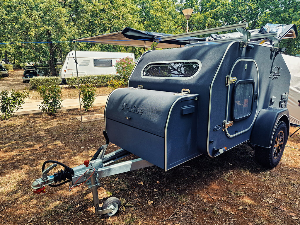 Kamp prikolica Lifestyle Camper X-Line s postavljenom tendom