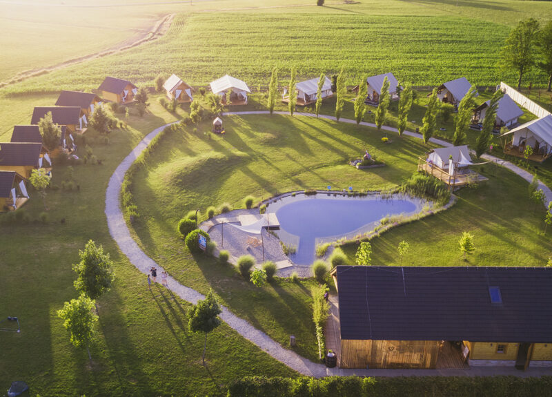 Glamouröse Außenansicht des Kolpa Resorts aus der Vogelperspektive 