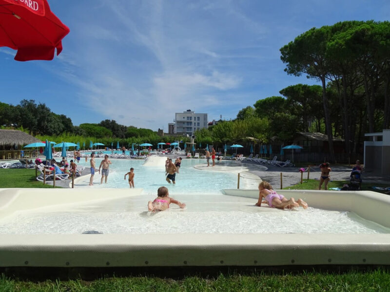 Divertimento in piscina all aperto per bambini al campeggio Malibu Beach 